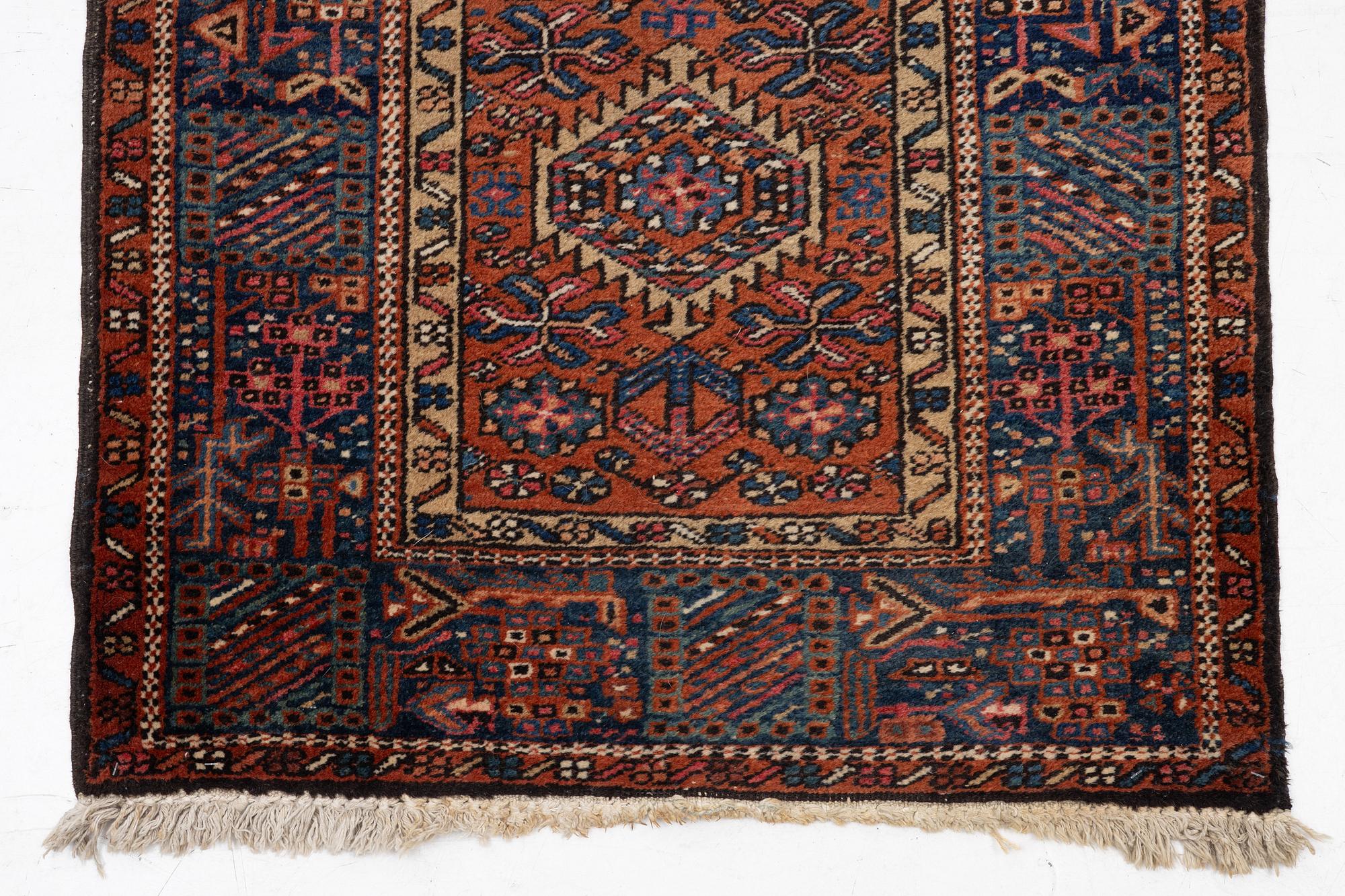 Gallerimatta, semiantik Karadja, ca 427 x 88 cm.