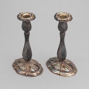 LJUSSTAKAR, ett par, silver, rokokostil, märkta JLH, haltstämplade 830. Svenska importstämplar, 1900-talets mitt.