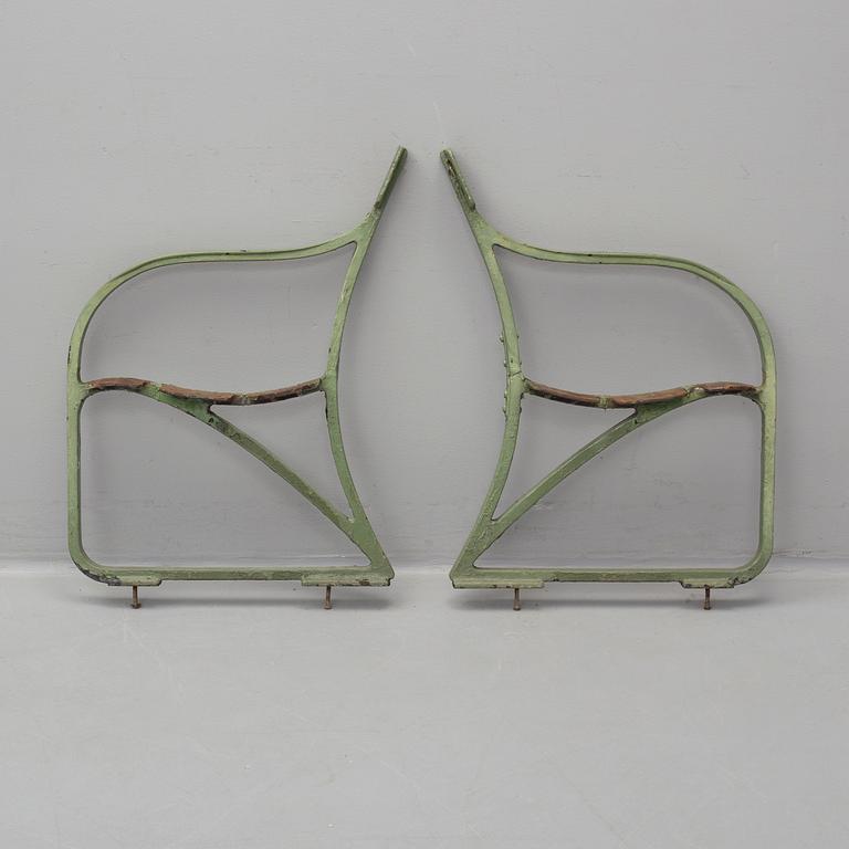 FOLKE BENSOW, gavlar till trädgårdssoffa, ett par, Näfveqvarns Bruk, 1900-talets första hälft.