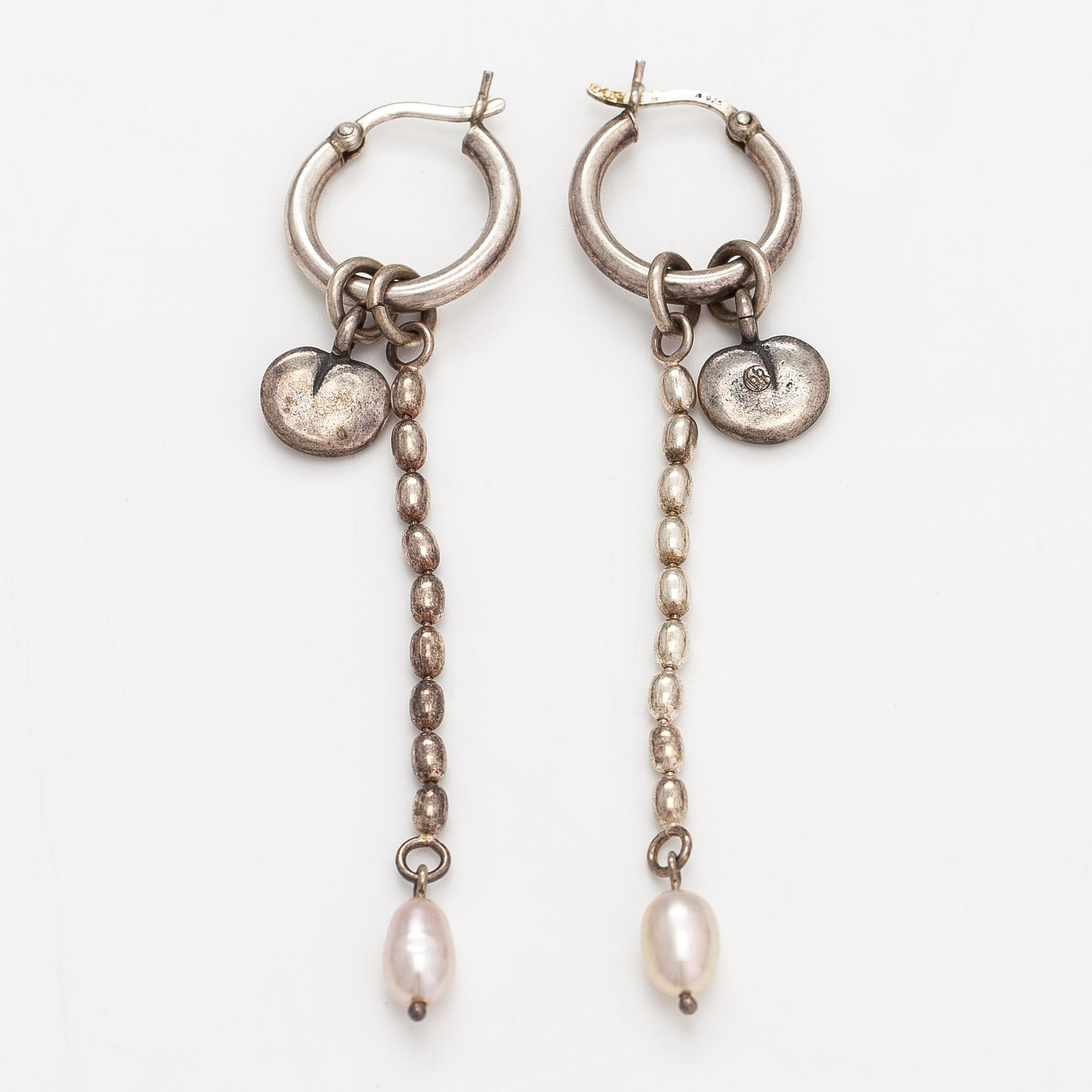 Kirsti Doukas, a necklace, pair of earrings and two bracelets, 'Vanamo', sterling silver, and cultured pearls.