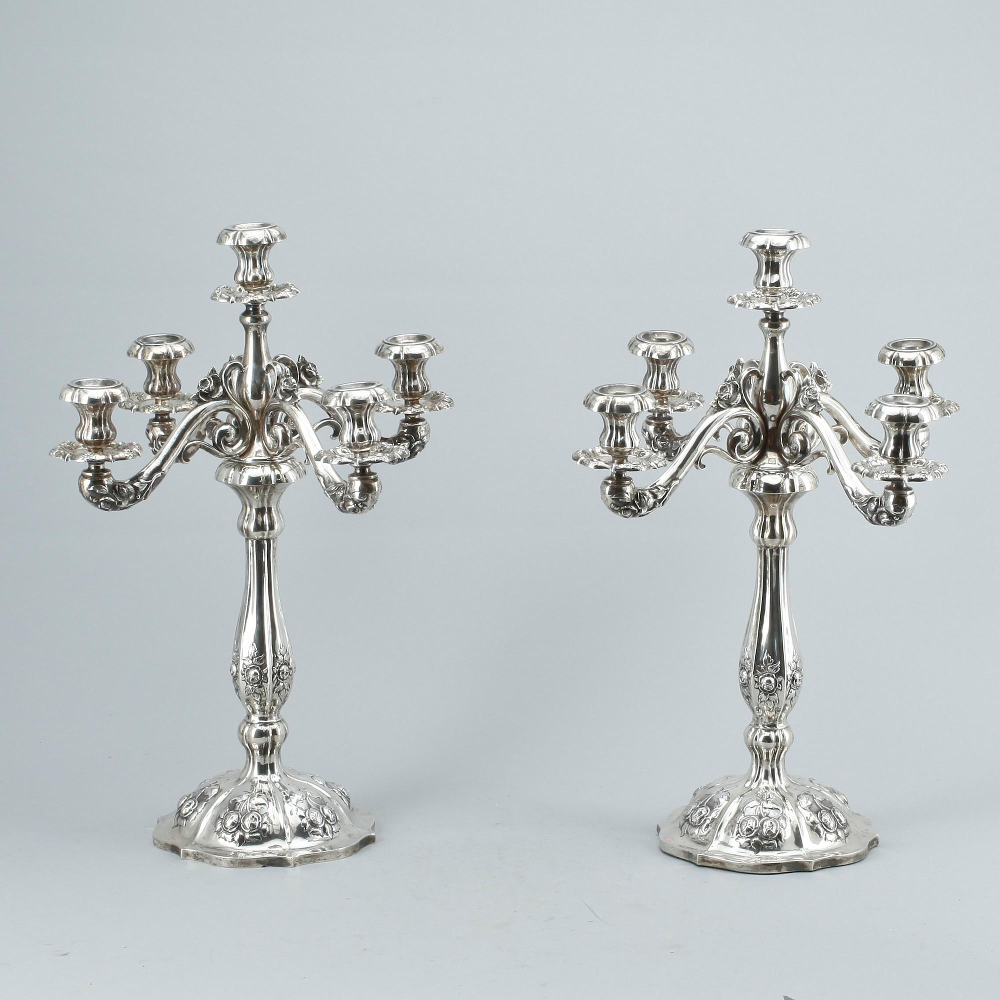 KANDELABRAR, ett par, silver, Österrike-Ungern. Bär stämpeldateringar för 1833.