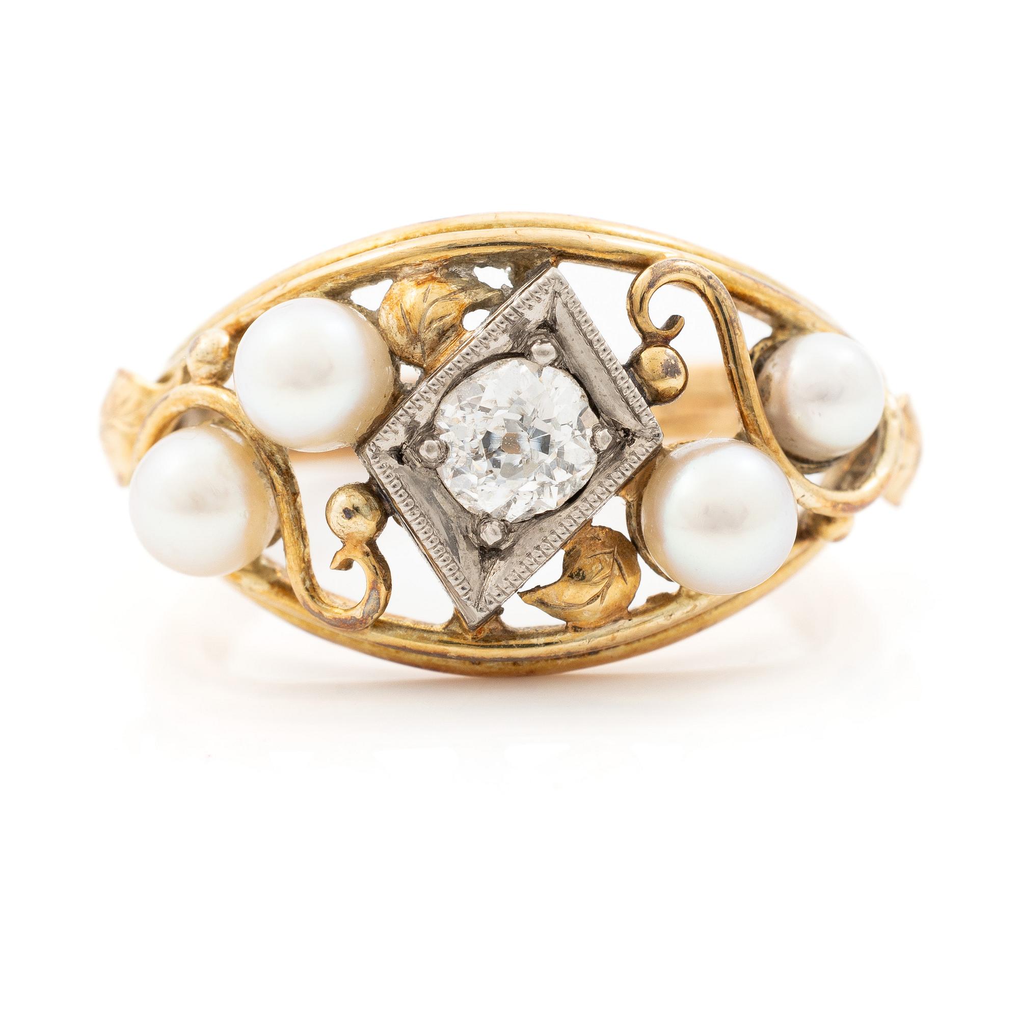 Ring 14K guld med gammalslipad diamant och pärlor.