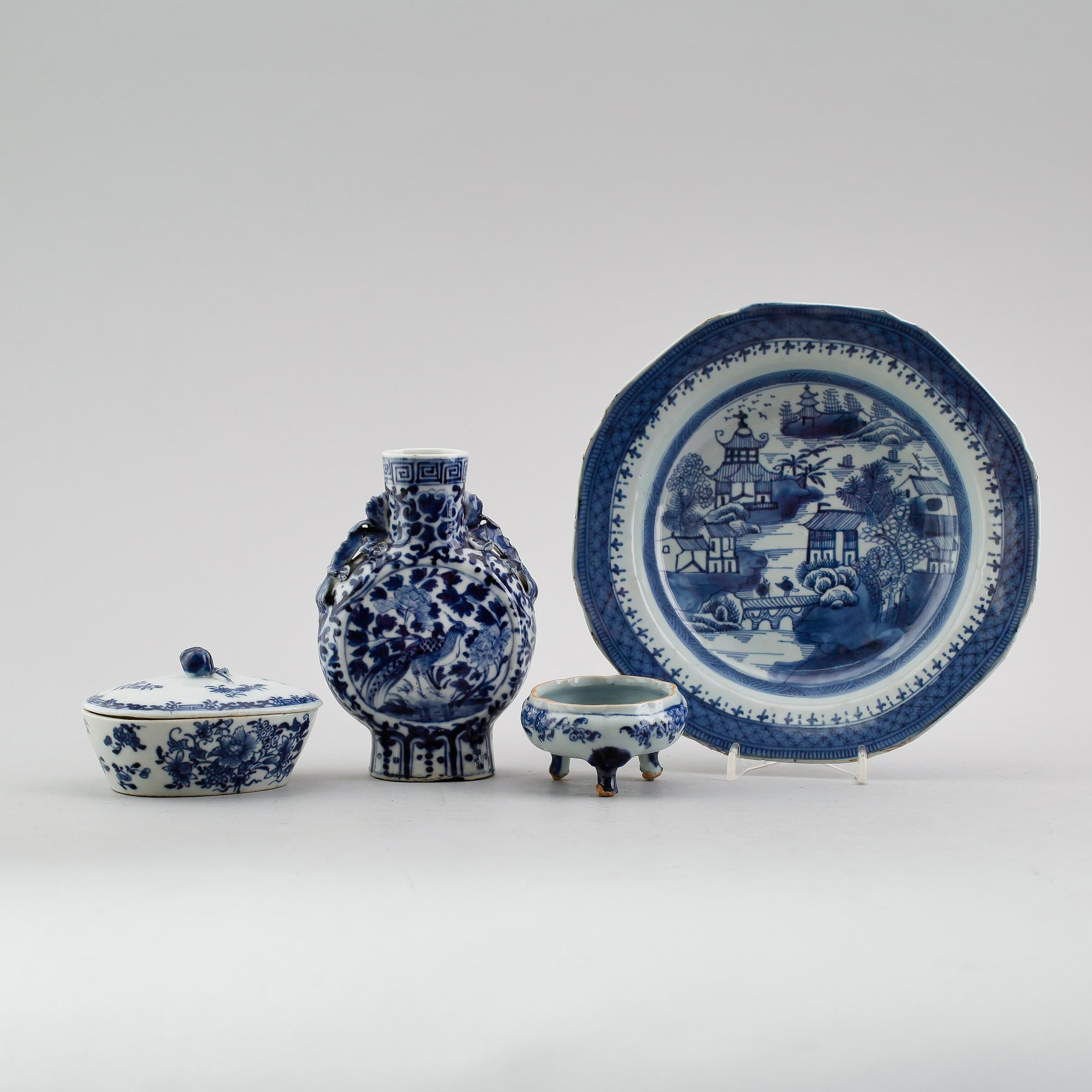 SKÅL, PILGRIMSKRUS, TALLRIK OCH DOSA, 4 delar, porslin, Kina, Qianlong 1736-1795.