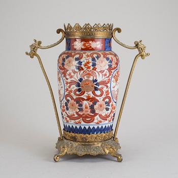 VAS, porslin med bronsbeslag, bland annat Kina, omkring sekelskiftet 1900.