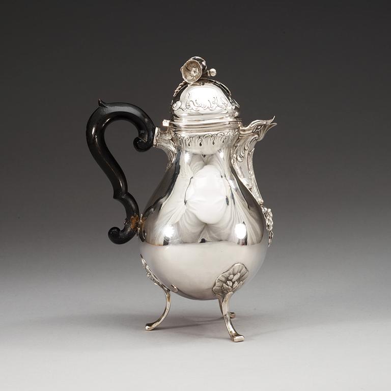 KAFFEKANNA, sannolikt mästerstycke, av Lorentz Lindegren, Borås 1777. Rokoko.