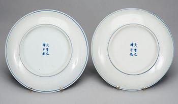 A PAIR OF BLUE AND WHITE DISHES.