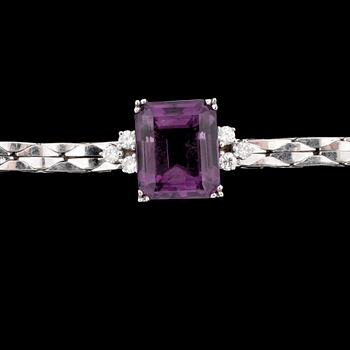 ARMBAND, 18k vitguld med trappslipad ametist o 6 små diamanter. Tot.vikt 15,5g.