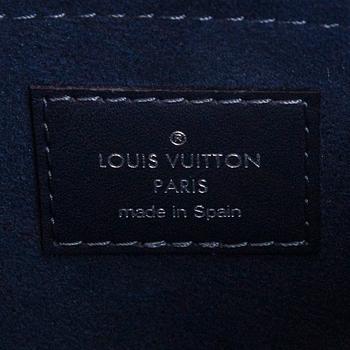 Louis Vuitton, a “Neverfull MM” bag.