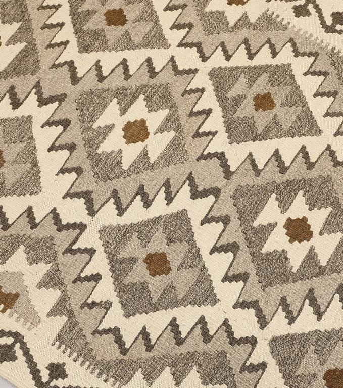 A Kilim runner, approx. 499 x 81 cm.