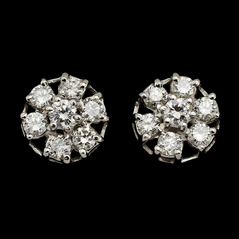 ÖRHÄNGEN, ett par, 18k vitguld med briljantslipade diamanter tot ca 1.0 ct, 1900-talets senare hälft. Vikt 3 g.