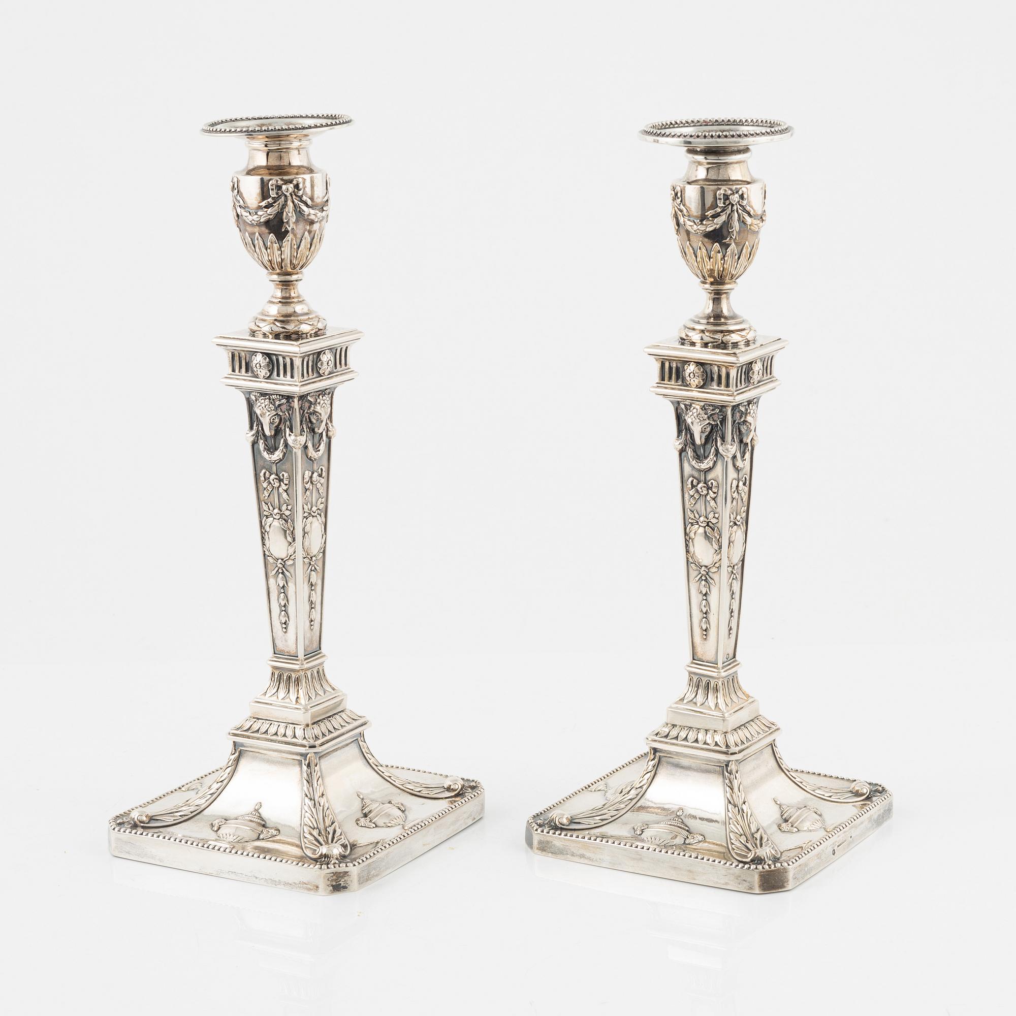 Ljusstakar ett par, silver, Louis XVI-stil, Wien, Österrike, omkring år 1900.