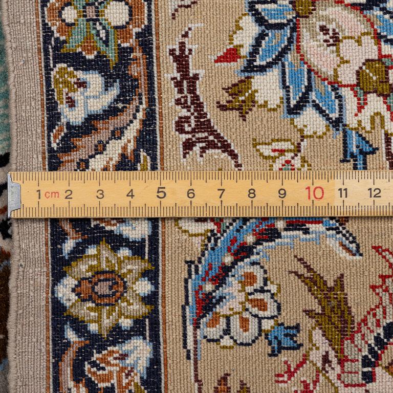 Isfahan, semi-antique, figural, approx. 170 x 105 cm.