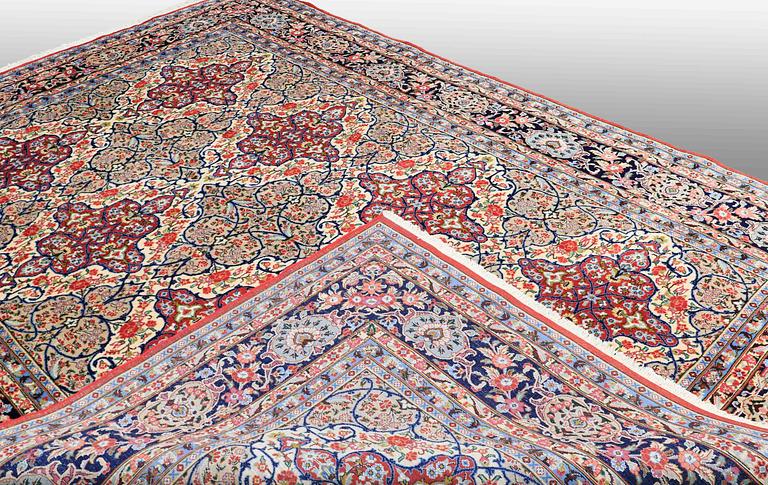 A CARPET, Sarouk, ca 345 x 254 cm.