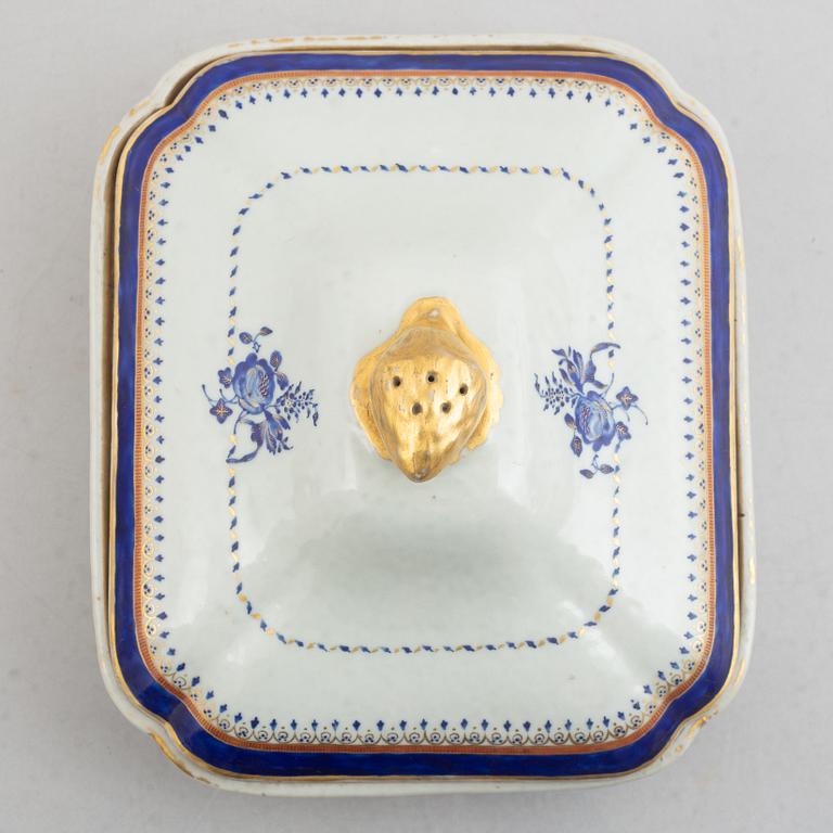 A pair of two enamelled and gilt tureens with covers, Qing dynasty, Jiaqing (1796-1820).