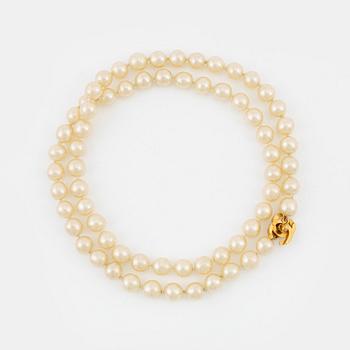 Chanel, a imitation pearl necklace with gold plated CC-turnlock, 1996.