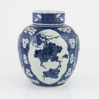 A blue and white lidded porcelain urn, China, Qing dynasty, 19th century.