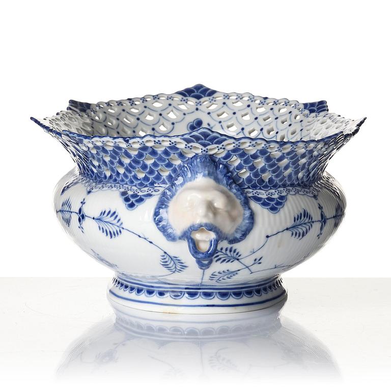 A Royal Copenhagen 'Muselmalet' / 'blue fluted full lace' jardiniere, Denmark, 1898-1923.