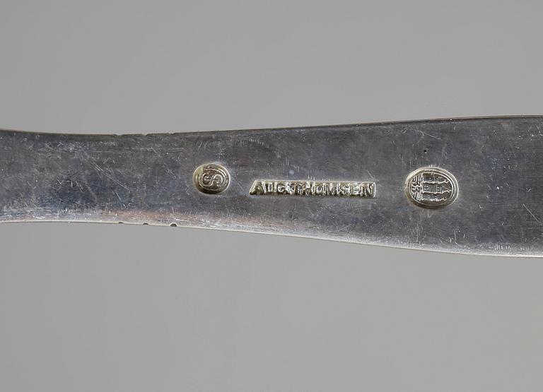 PARTI SILVER. 35 delar. Bl a CG Hallberg, Stockholm 1940. Tot vikt ca 1125 g.