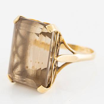 Ring, cocktailring, 18K guld med smaragdslipad rökkvarts.