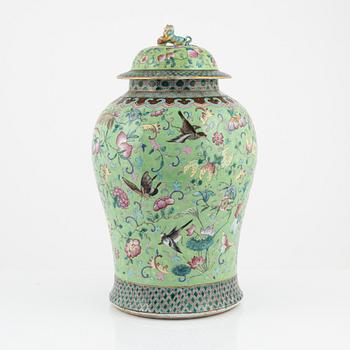 A large famille rose jar with cover, Qing dynasty, 19th Century.