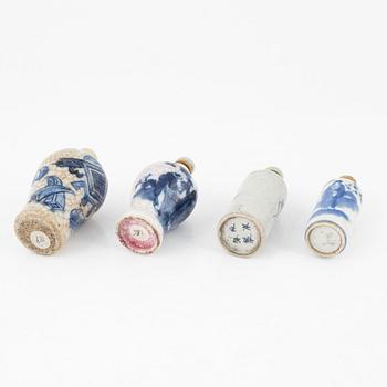 A set of four blue and  white snuff bottles with stoppers, late Qing dynasty/Chine 20th Century.