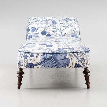 A chaise longue, circa 1900.
