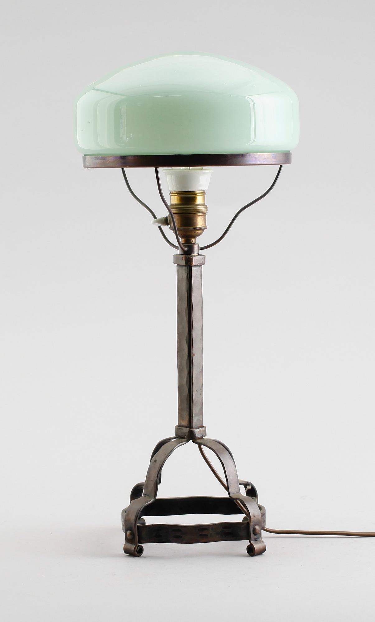 BORDSLAMPA, 1900-talets första hälft.