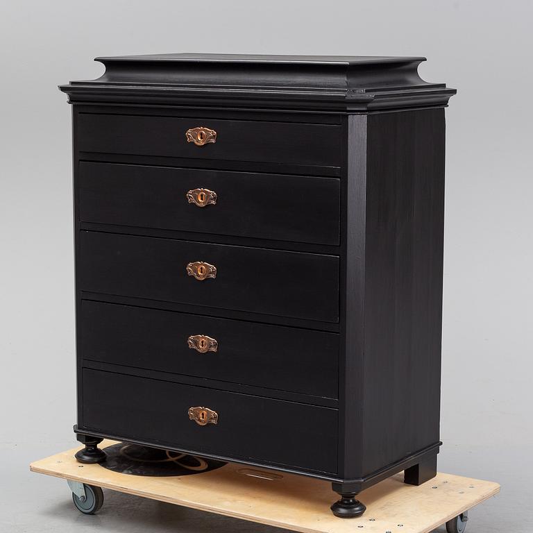 A painted chest of five drawers from around  1900.
