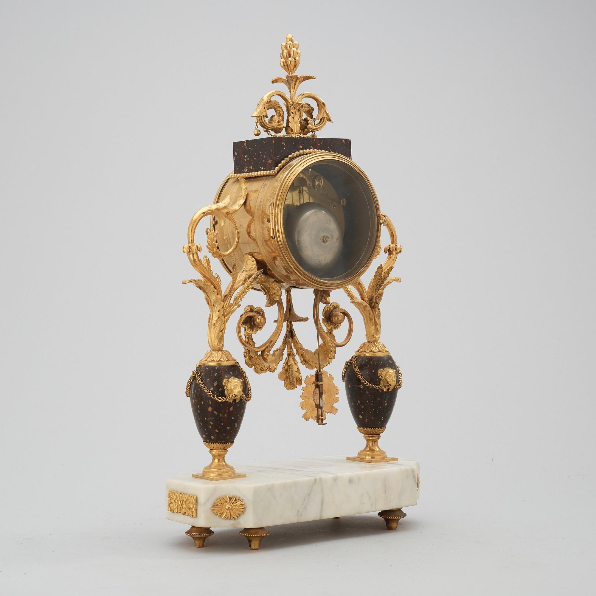 BORDSPENDYL, av Per Henrik Beurling (urmakare i Stockholm 1783-1806). Sengustaviansk.