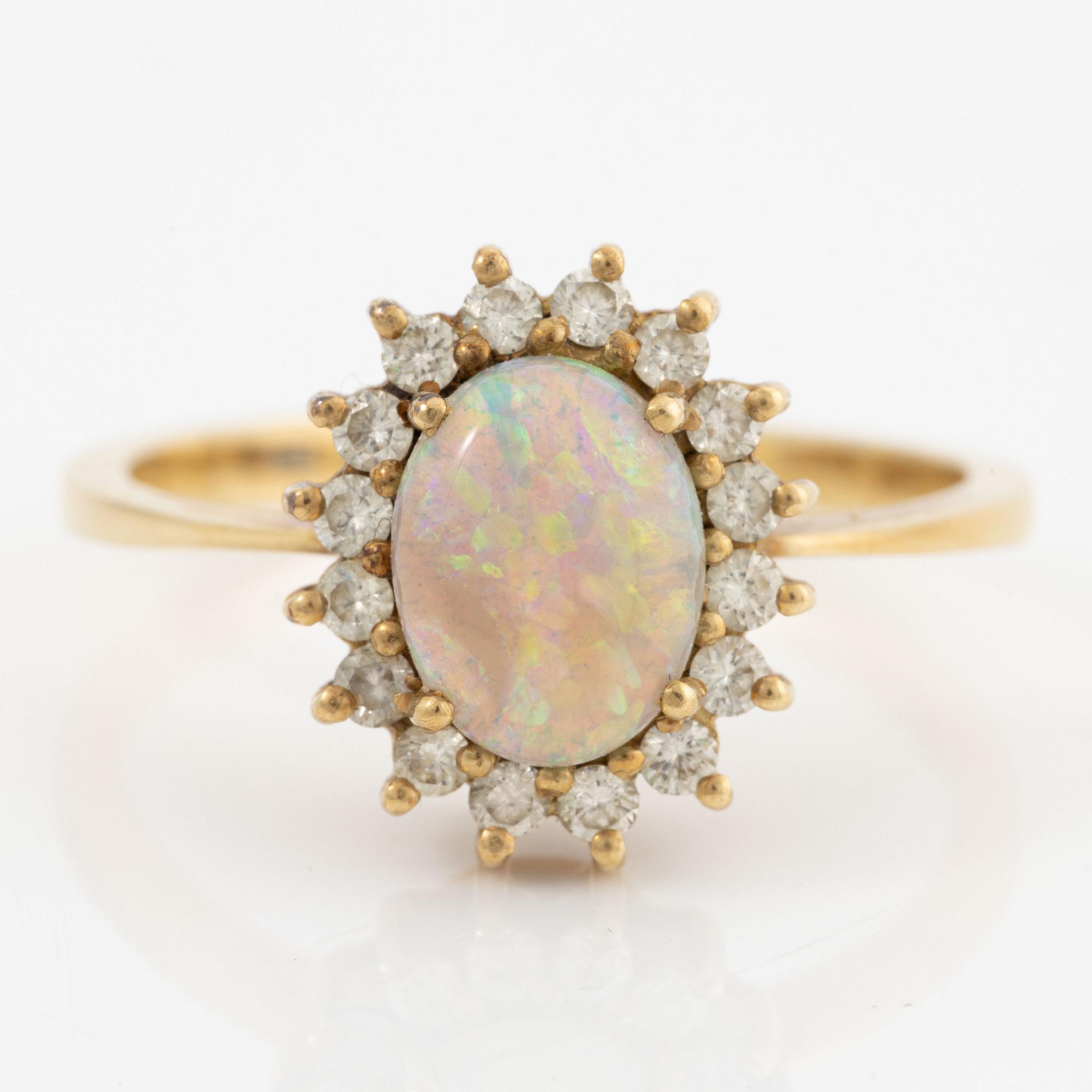 Ring, H.Stern, 18K gold with opal and brilliant-cut diamonds.