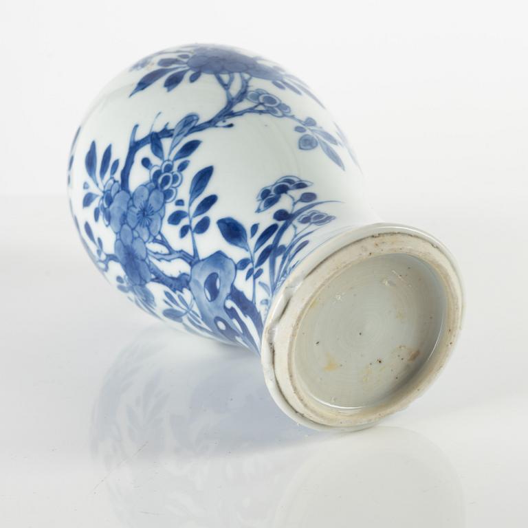 A Chinese blue and white vase, Qing dynasty, Kangxi (1662-1722).