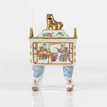 A small porcelain censer with cover, Qing dynasty, 19th Century.