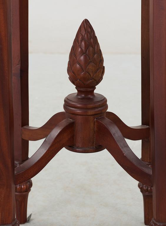 PIEDESTALER, ett par, Ny Louis XVI, sent 1800-tal.