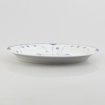 A "Blue Fluted Half Lace" / "Musselmalet" serving dish, Royal Copenhagen, model 629, 20th century.