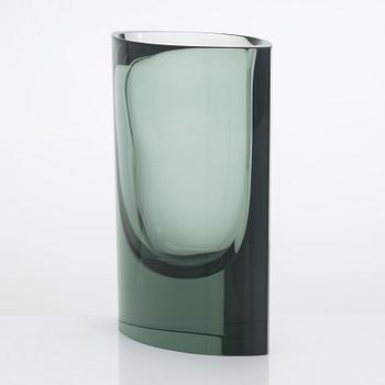 A green Kaj Franck glass vase model 407, signed Nuutajärvi Notsjö.