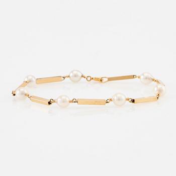 Bracelet 18K gold with cultured pearls.