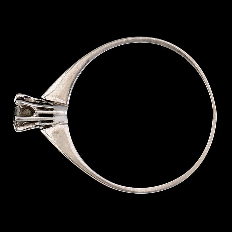 RING, 18 k vitguld med briljantslipad diamant 0.15 ct WVS, 1900-talets andra hälft. Total vikt ca 1 gram.