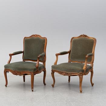 KARMSTOLAR, två stycken, Louis XV, 1700-talets andra hälft och Louis XV-stil, tidigt 1900-tal.