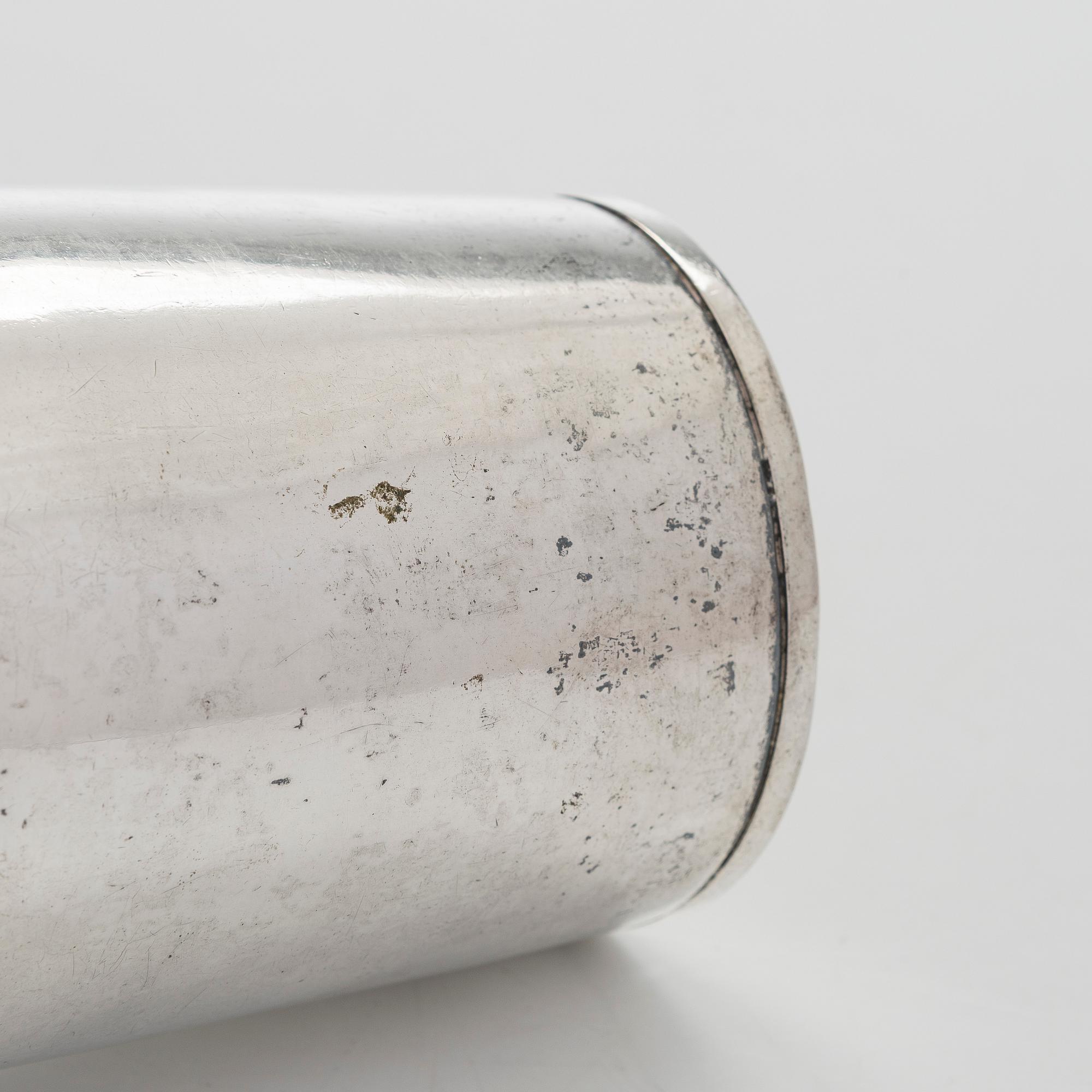 Bägare, silver, mästarstämpel OWL, 1700-talets mitt, gravyr daterad  1760. Oidentifierad mästare.