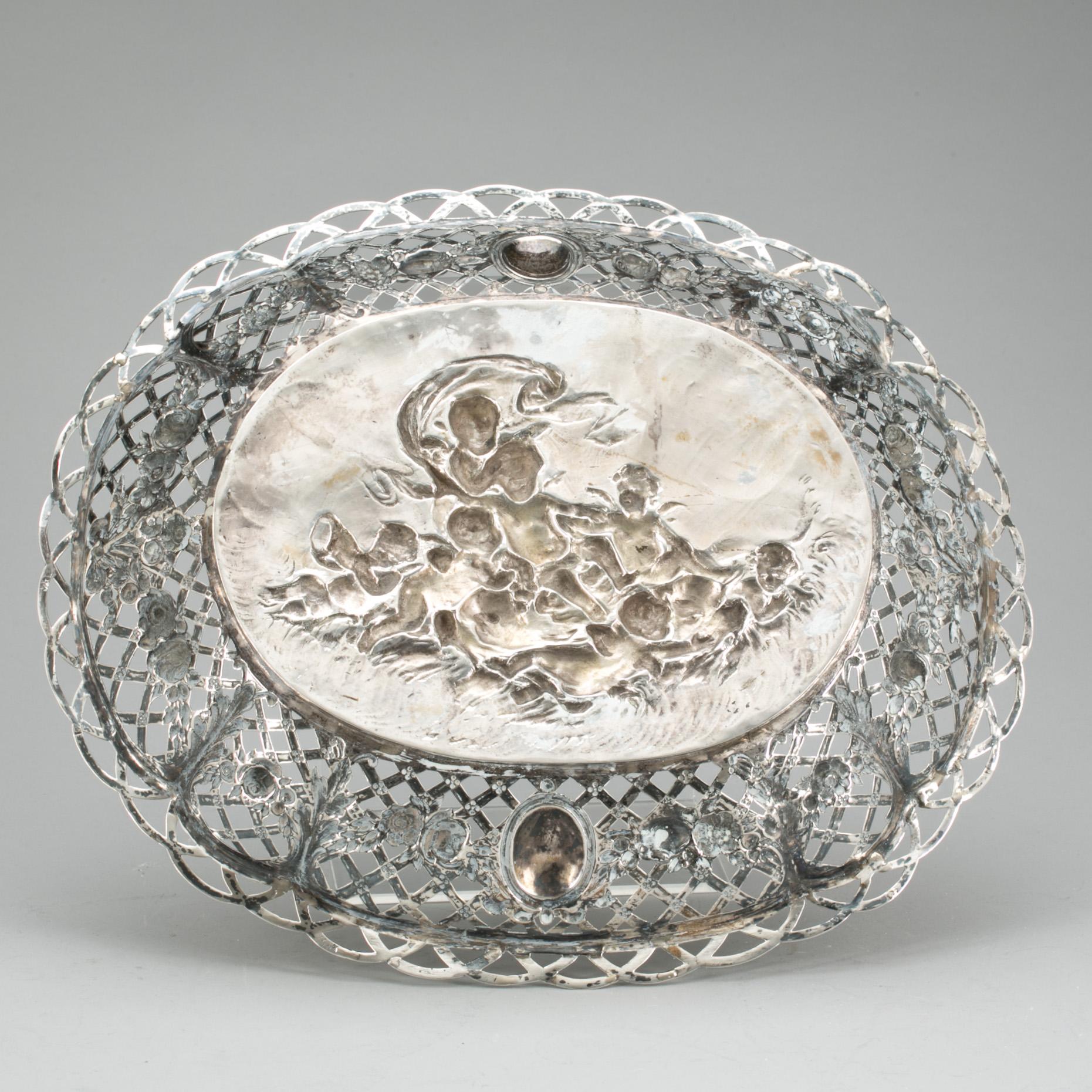 PRESENTERFAT, silver 830, Tyskland, 1800-tal. Ca 1000 gram.