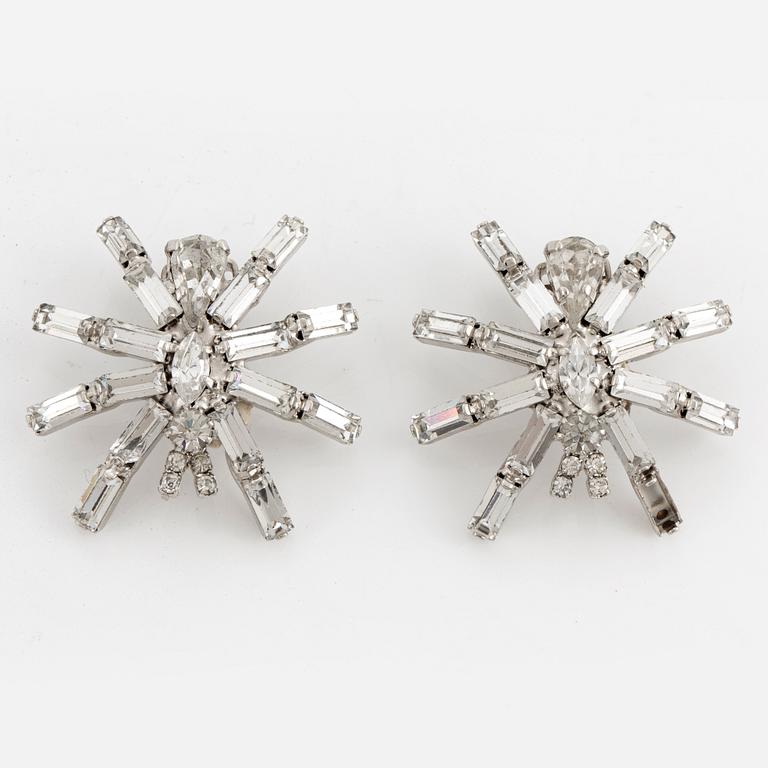 A large spider brooch and a pair of earrings.