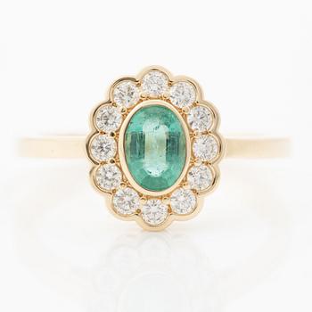 Carmósé ring, 14K gold with emerald and brilliant-cut diamonds.