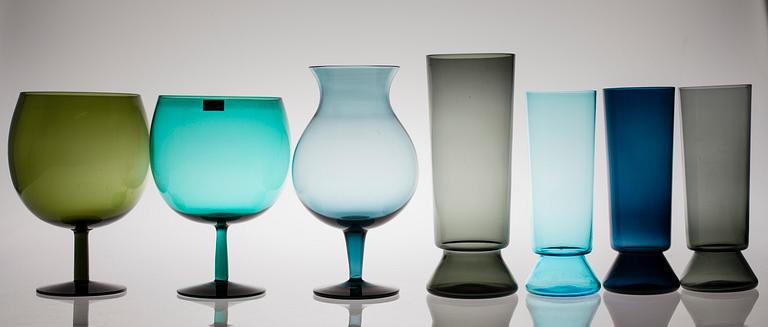 MALJAKOITA, 4 kpl, ja JÄTTILÄISAROMILASEJA, 3 kpl, lasia, Kaj Franck ja Saara Hopea. Nuutajärvi 1950-60-luku.