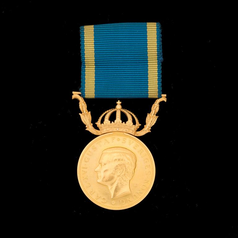 MEDALJ, 23k guld, "För nit och redlighet i rikets tjänst", 1979. Total vikt 14 g.