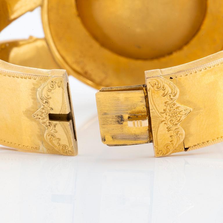 Armband 18K guld med en cabochonslipad ametist, 1800-tal.