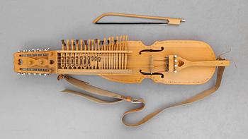 NYCKELHARPA MED STRÅKE, 1900-talets senare del.