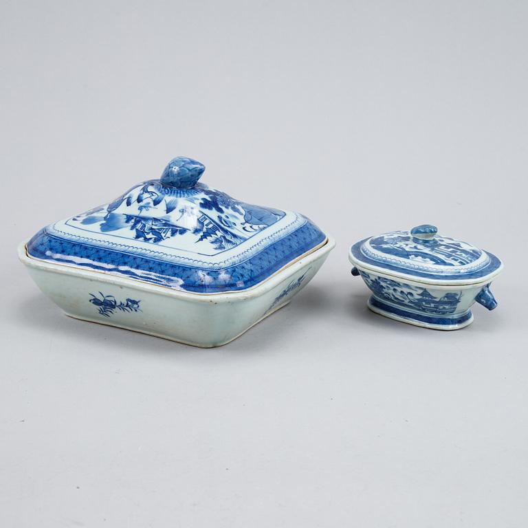 A blue and white vegetable tureen with cover and a butter tureen with cover, Qingdynasty, 19th Century.