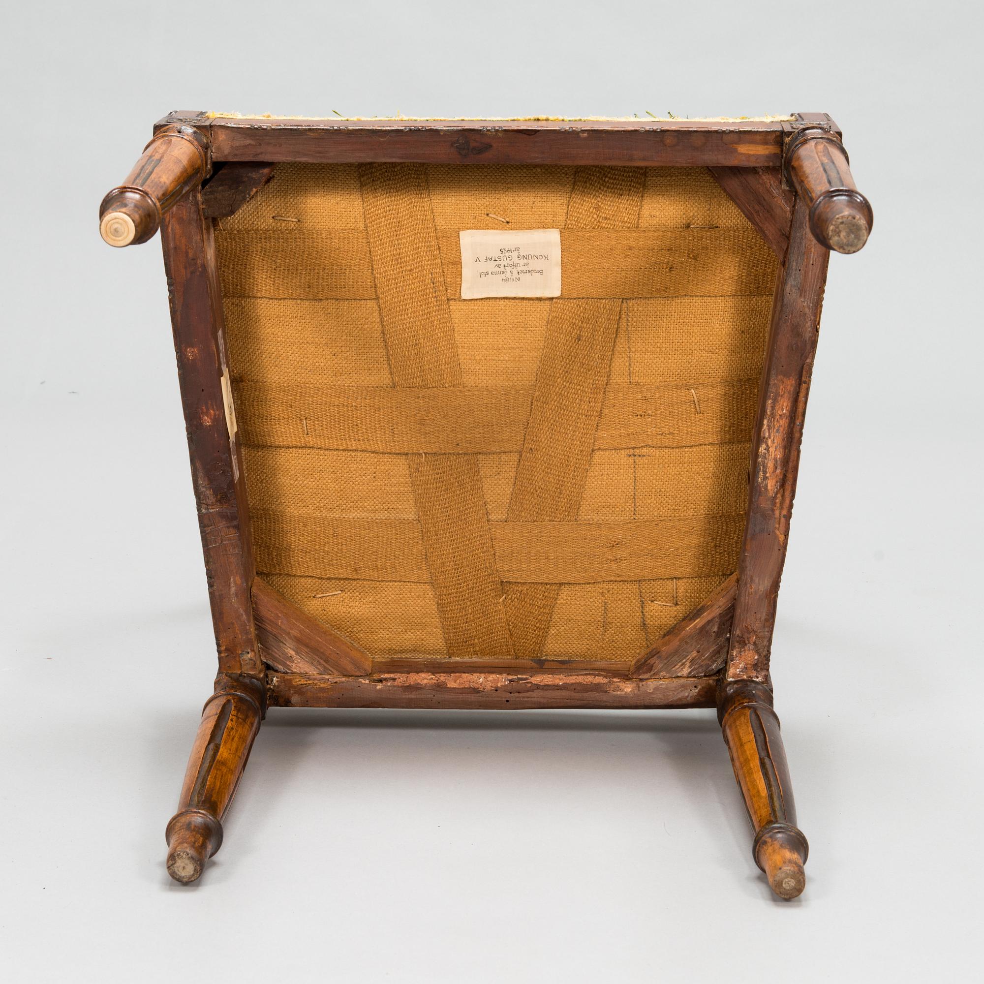 Karmstol, tillhört drottning Viktoria, Solliden, sits med broderi av Gustav V. Sannolikt Italien, 1800-tal.