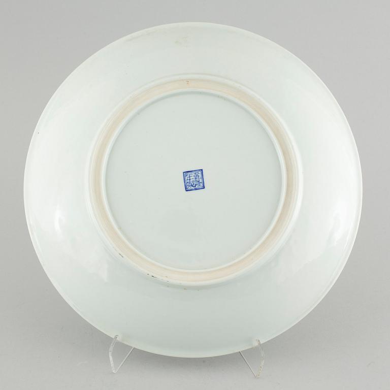 A Chinese porcelain plate from arund the turn of the century 1900.