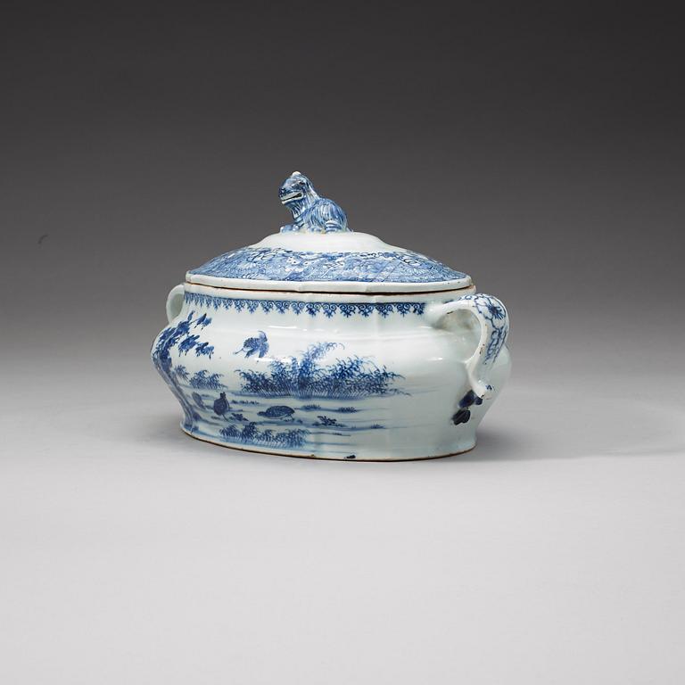 A blue and white tureen with cover, Qing dynasty, Qianlong (1736-95).